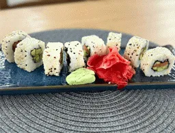 Каліфорнія з лососем у кунжуті